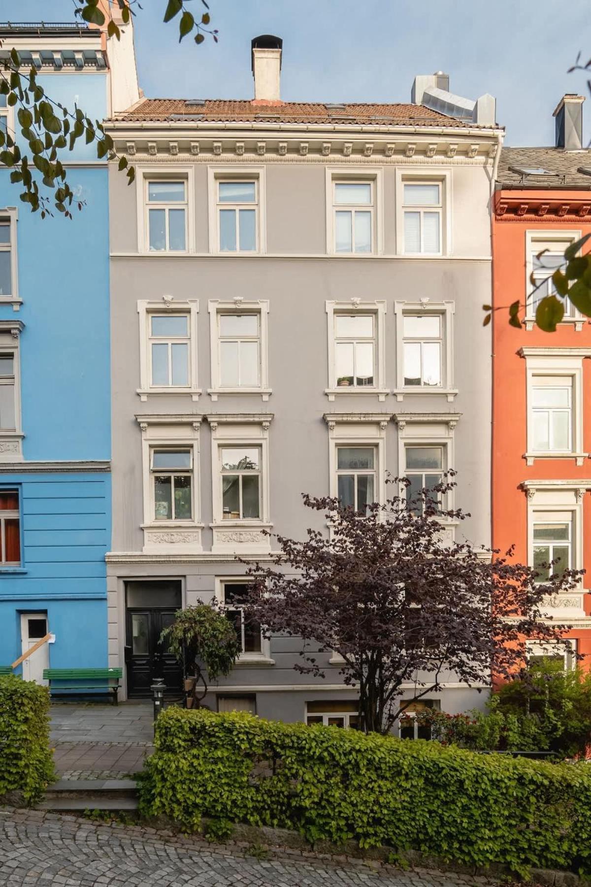 Apartment Dinbnb I Characteristic Townhouse With Bathtub